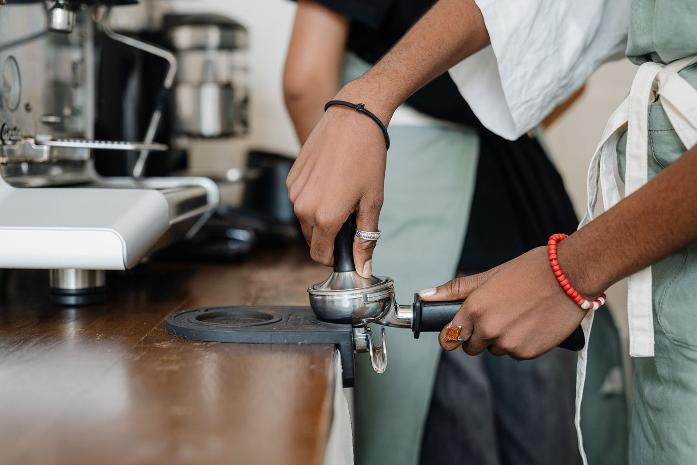 Grinder dosing freshly ground coffee straight into a portafilter
