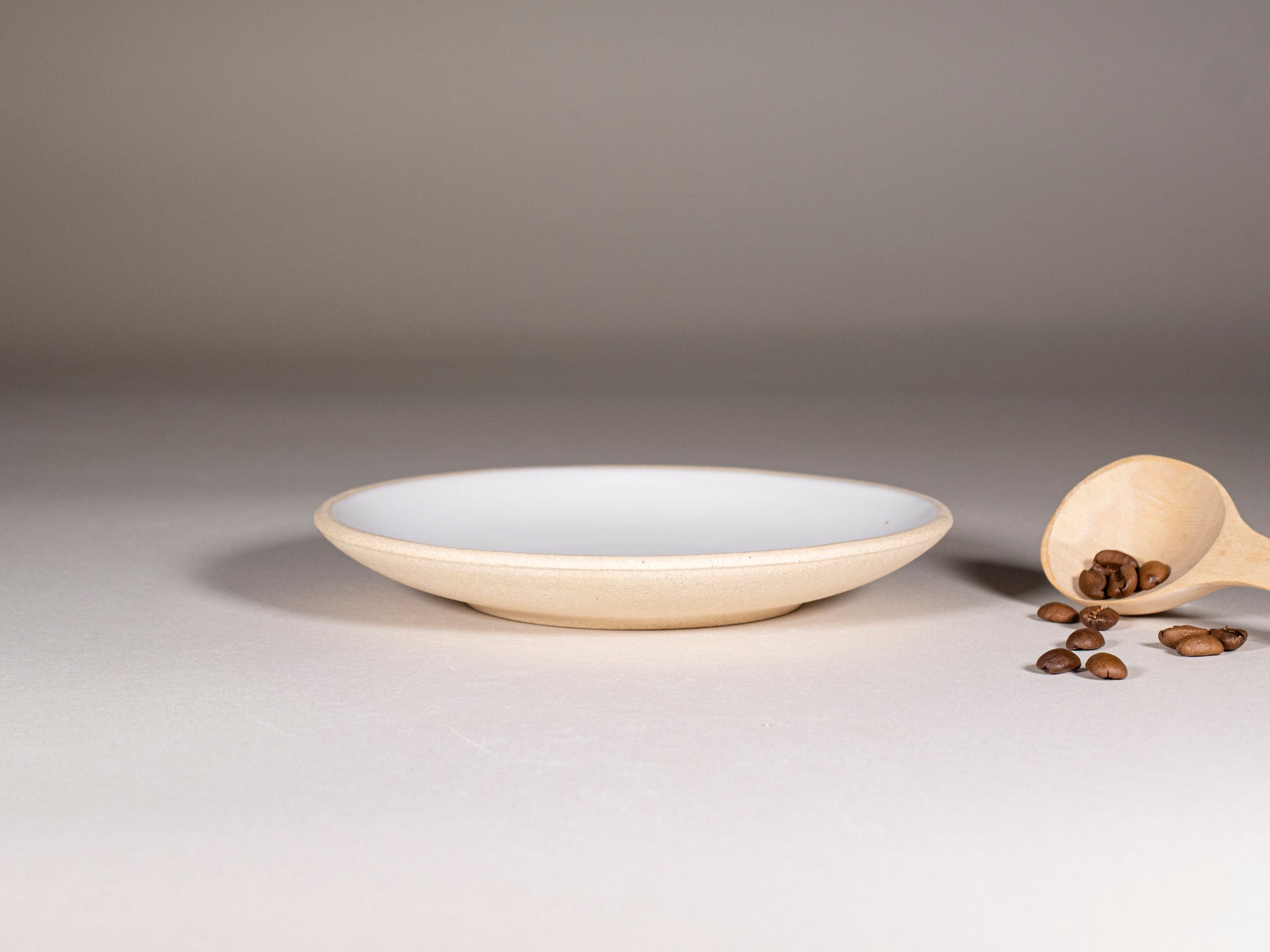 Spinware Latte Cup — Sandy & White Stoneware (10–12 oz)