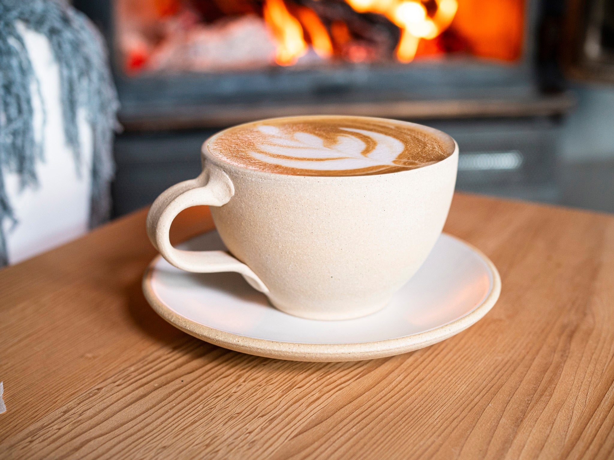 Spinware Latte Cup — Sandy & White Stoneware (10–12 oz)