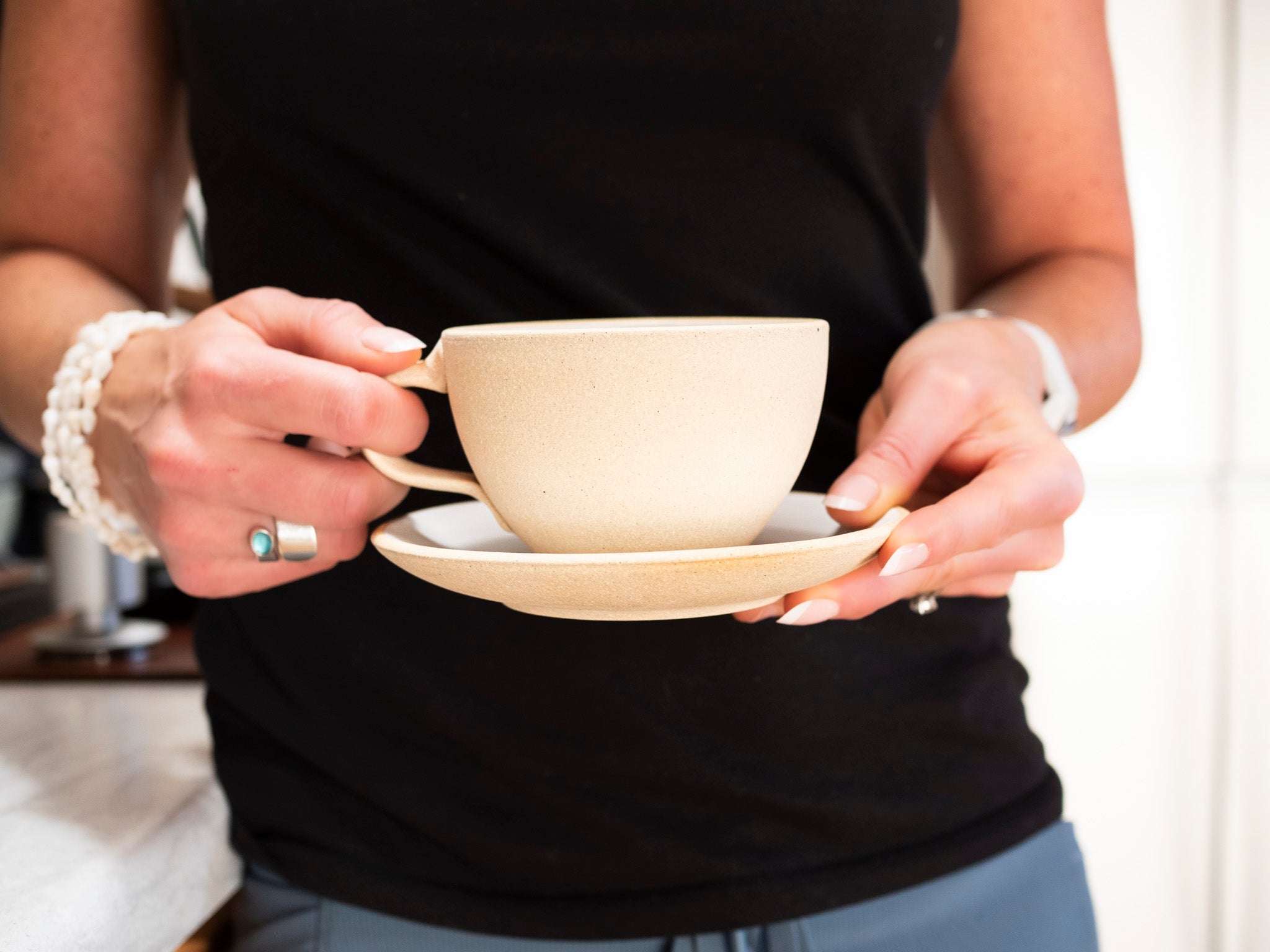 Spinware Latte Cup — Sandy & White Stoneware (10–12 oz)